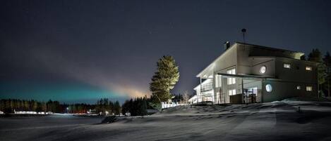 VillaTui and the northern light welcomes you and your guests.