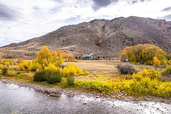 Mountain setting, 45 minutes from Snowy Range