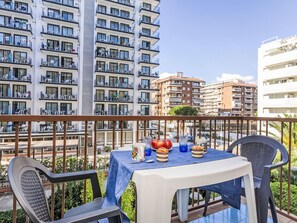 Propriété, Jour, Ciel, Meubles, Bâtiment, Table, Chaise, Plante, Mobilier De Jardin, Condominium