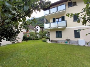 Pflanze, Gebäude, Fenster, Baum, Grundstueck, Gras, Vegetation, Urban Design, Eigentumswohnung, Nachbarschaft