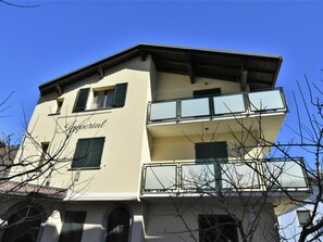 Himmel, Gebäude, Fenster, Urban Design, Wohngebiet, Grundeigentum, Fassade, Dach, Verbundwerkstoff