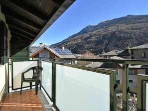 Himmel, Gebäude, Berg, Schatten, Haus, Holz, Veranda, Grundeigentum, Dach, Fassade