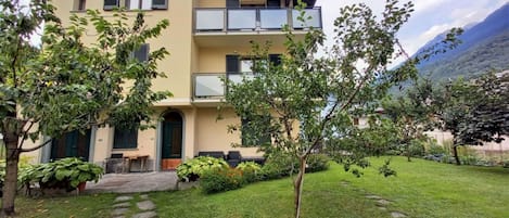 Cloud, Plant, Sky, Building, Property, Plant Community, Window, Tree, Nature, Land Lot