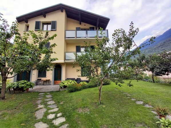 Cloud, Plant, Sky, Building, Property, Plant Community, Window, Tree, Nature, Land Lot