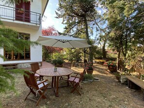 Table, Plante, Meubles, Bâtiment, Tableau De Plein Air, Chaise, Ombre, Arbre, Mobilier De Jardin, Fenêtre