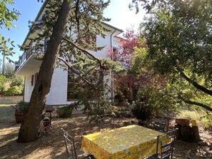 Himmel, Pflanze, Gebäude, Eigentum, Fenster, Baum, Blume, Schatten, Grundstueck, Vegetation