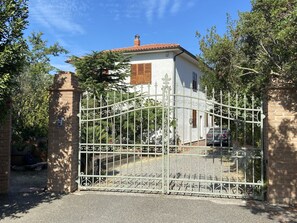 Pflanze, Wolke, Gebäude, Himmel, Fenster, Haus, Baum, Strassenbelag, Grundstueck, Hütte