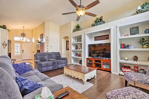 Living Room | Keyless Entry | Central Air Conditioning