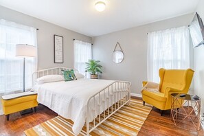 Comfortable Queen Room