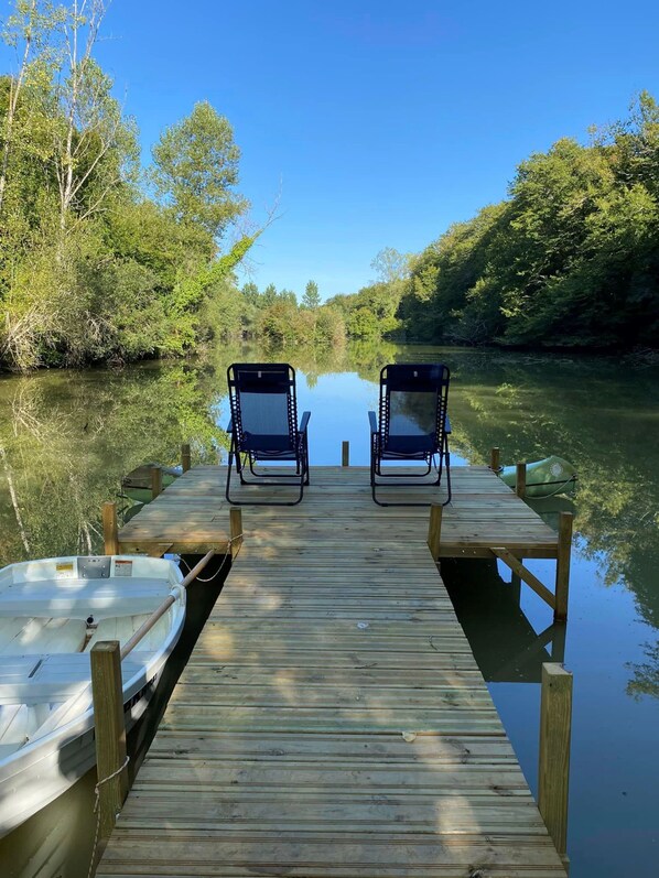 Lake pontoon with 2 loungers, 1 rowing boat and a kayak
