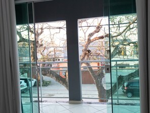 A casa conta com uma varanda coberta com vista para a rua 
