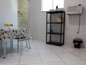 A cozinha tem os principais eletrodomésticos para preparo de refeições