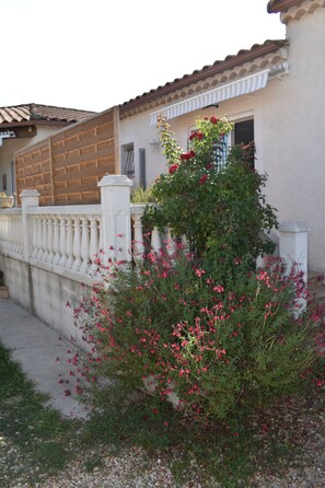 Vers la terrasse "est" et l'entrée du logement