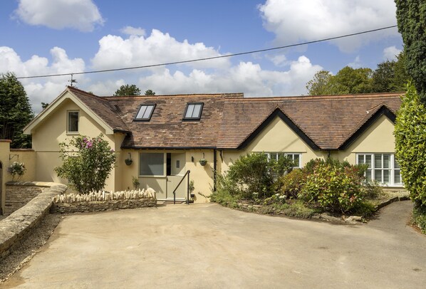 Welcome to Winacres Cottage in Hampton Green