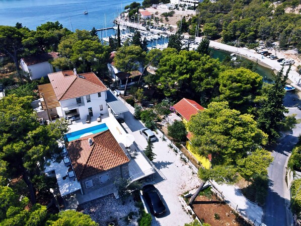 Villa Marumare, totale Ansicht Haus, Pool und "kleines Häuschen" ;-)