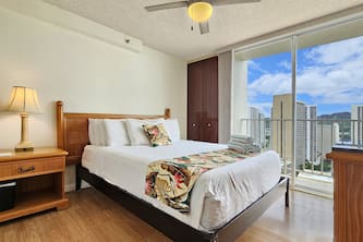 Stunning Views, Sleeps 4, Kitchen & Rooftop Pool