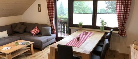 Ferienwohnung Kaltenbach, 56 qm, 1 Schlafzimmer, max. 5 Personen-Wohnzimmer Esszimmer