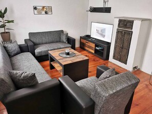 Große familienfreundliche Ferienwohnung (90 qm) mit Balkon-Wohnzimmer mit Klappcouch