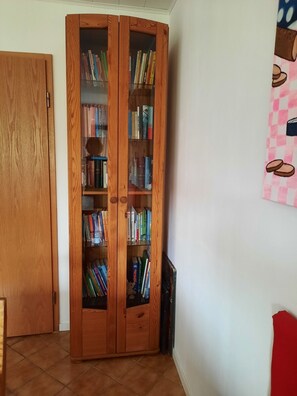 Ferienwohnung mit voll ausgestatteter Küche-Bücherschrank im Wohnzimmer