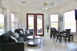 Upper Level Livingroom/Dinning