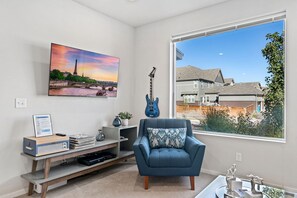 Living Room w/ Flat Screen TV
