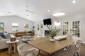 Spacious Dining Room perferct for family and friends!