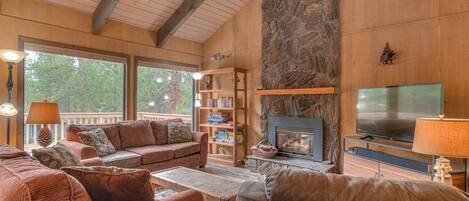 Living Room/Fireplace