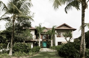Casa Yaya - Ocean view villa with golf cart, staff, heated pool and jacuzzi (1179)