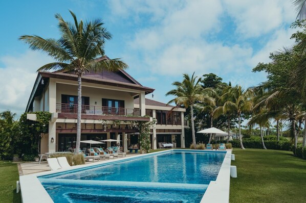 Casa Yaya - Ocean view villa with golf cart, staff, heated pool and jacuzzi (2818)