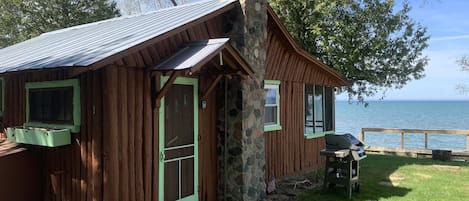Lightkeepers Cottages - Cabin 1, right on the lake!