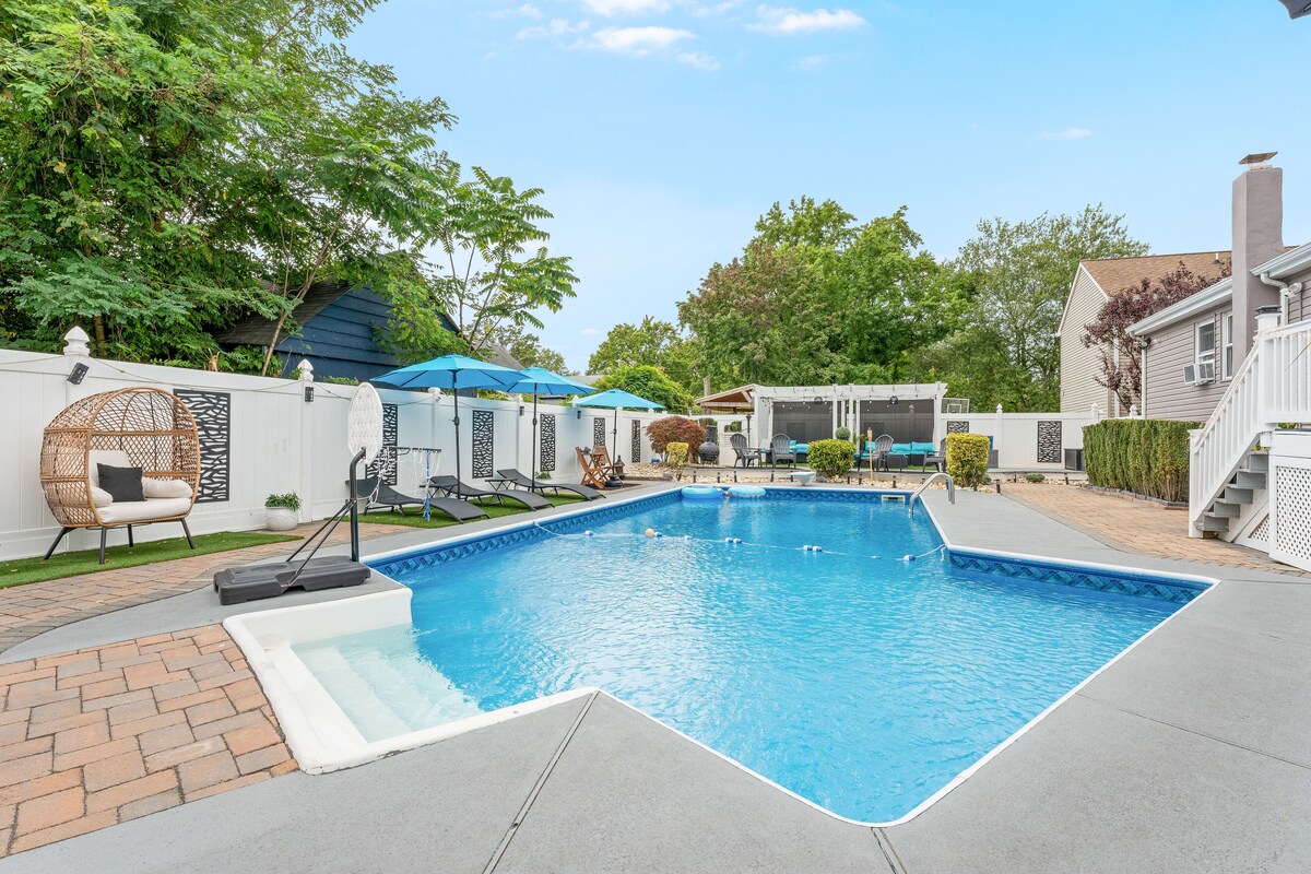 Chic & Elegant Retreat With Pool And FREE Parking Sleeps 16 Guests