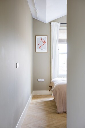 Rooms: Bedroom