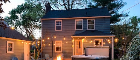 Backyard Retreat - Hot tub! Enjoy a quiet night around the fire! There is a grate on the firepit to grill up your favorites!!