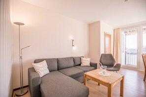 Wohnzimmer mit Schlafsofa