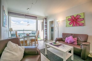 Hochhaus, Whg. Leuchtfeuer / 20. OG, Wohnzimmer