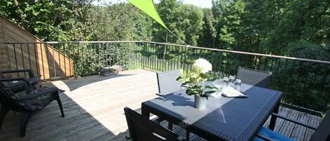 Terrasse/balcon située à l'arrière de la maison et donnant sur la forêt