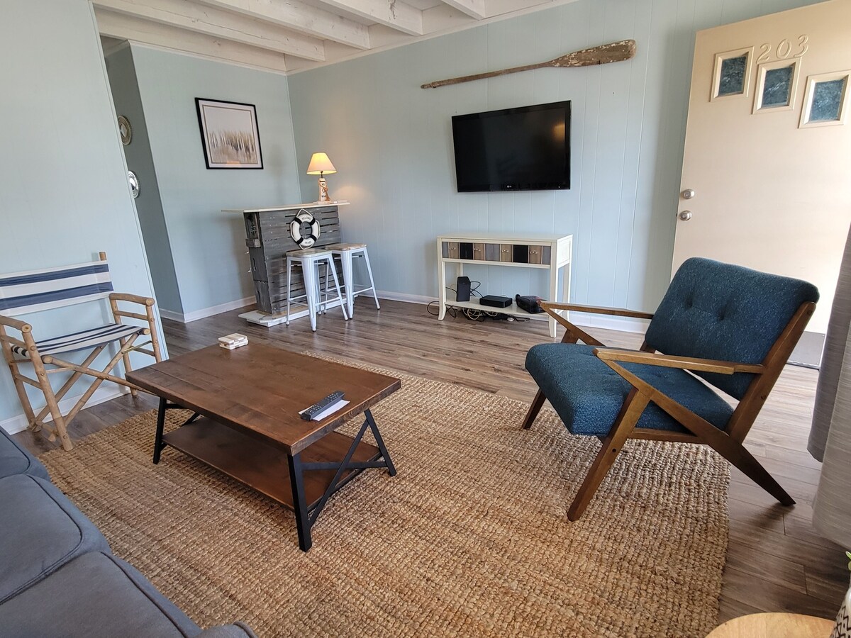 Best 1 Bedroom in SIC! 1 Block to the Beach.. A+ location .. Walk to Everything!