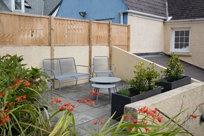 Beautiful Cottage, Stone Throw from Beach, Wonderful Sea Views