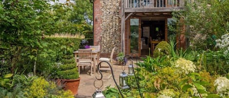 The Granary is set within the established gardens of Saint Francis Cottage