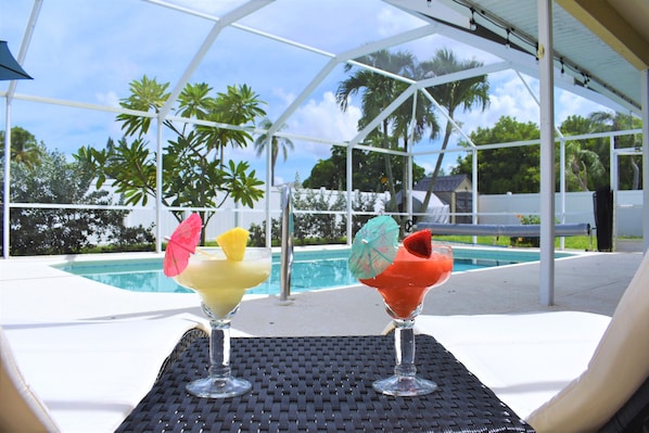 Villa Cormac - Enjoy your SWFL vacation with a pool view and a Cocktail!