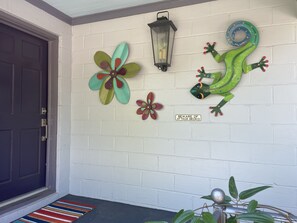 The friendly guard-gecko is here to greet you!