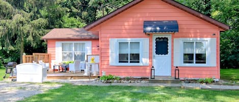 Beautiful cottage on 2 private wooded lots