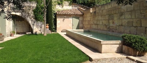 le jardin et la piscine