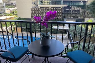 Newly Remodeled Modern Condo + Free Parking Waikiki