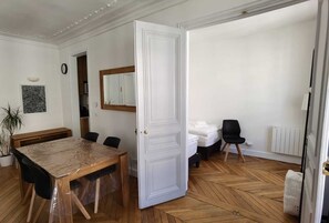 Accès à la 1ère chambre (2 lits simples ou 1 lit double au choix)