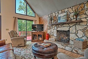 Living Room | Smart TV | Gas Fireplace