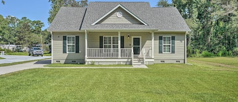 Mount Pleasant Vacation Rental | 3BR | 2BA | 1-Story Home | 4 Steps to Access