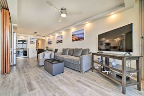 Living Room | Cable TV | 767 Sq Ft