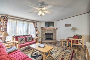 Living Room | Smart TV | Free WiFi | Fireplace (Temporarily Unavailable)