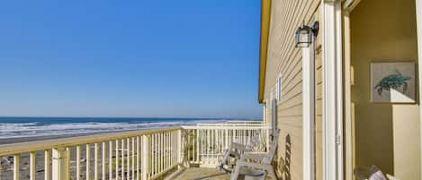 Gold Beach Vacation Rental | 2BR | 2.5BA | 2-Story Townhome | Stairs Required